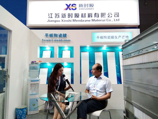 在2017上海环保展上江苏新时膜材料有限公司负责人接受新闻媒体的采访