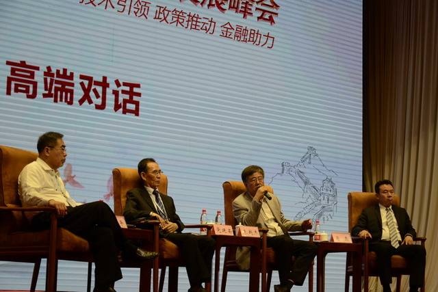 中国膜工业协会石油和化工膜技术应用专业委员会秘书长党延斋（左二）