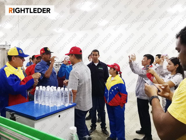 委内瑞拉视察团饮用刚灌装好的成品水