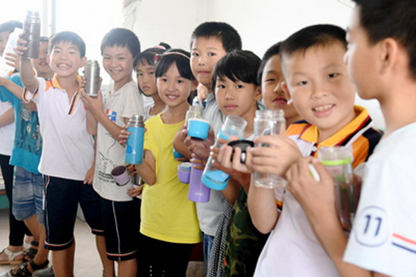 浩泽链家携手践行净水公益农村小学生喝上放心直饮水