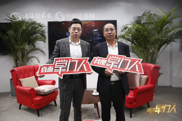 深圳市星源材质科技股份有限公司董事长陈秀峰（右）和著名财经主持人、财经评论员马红漫