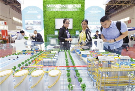 记者在2018北京水展现场报道“水资源化全膜法工艺”